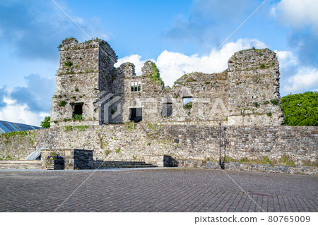 The castle ruins in Manorhamilton, erected in 1634 by Sir Frederick Hamilton - County Leitrim, Ireland 80765009