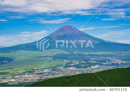 (Shizuoka Prefecture) Mt. Fuji seen from the Ashinoko Sky Line 80765158