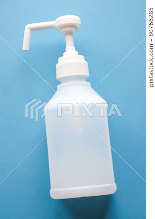 酒精消毒劑藍色背景 酒精消毒劑藍色背景 80766285