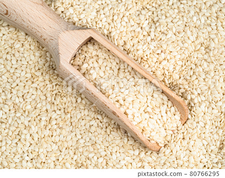 top view of wooden scoop in white sesame seeds 80766295