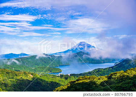 （靜岡縣）蘆之湖、湖上霧氣和富士山 80766793