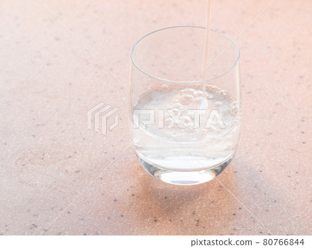 trickle of carbonated water pours in glass trickle of carbonated water pours in glass 80766844