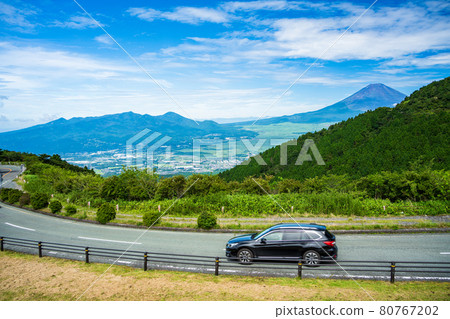 (Shizuoka Prefecture) A car running on the Hakone Skyline, Mt. Fuji behind 80767202
