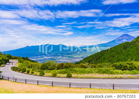 (Shizuoka Prefecture) A car running on the Hakone Skyline, Mt. Fuji behind 80767203