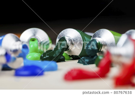 tubes of oil paint for painting pictures 80767638