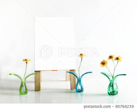 複製夾在塑料夾之間的黃色花朵和白色招牌的空間 80768239