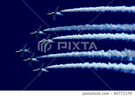 Blue Impulse flying in formation somersault under a clear blue sky 80771579