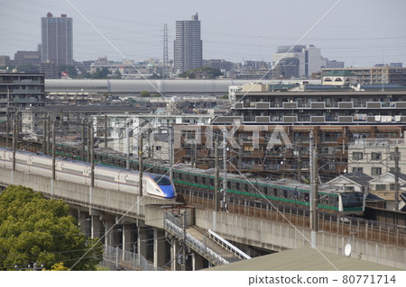 The Tohoku Shinkansen line running parallel to the Saikyo Line (Toda City, Saitama Prefecture) The Tohoku Shinkansen line running parallel to the Saikyo Line (Toda City, Saitama Prefecture) 80771714