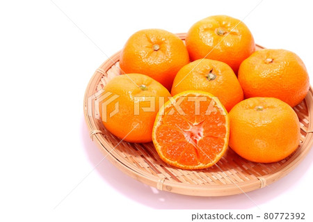 三天橘子青島橘子扁果切斷面亮色背景 80772392