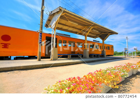 [Ehime Prefecture] Shimonada Station and Iyonada Monogatari in fine weather (the station closest to the sea in Japan) 80772454