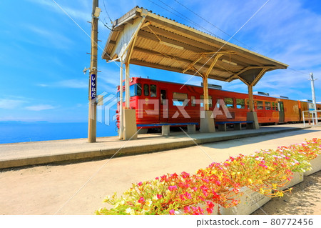 [Ehime Prefecture] Shimonada Station and Iyonada Monogatari in fine weather (the station closest to the sea in Japan) 80772456