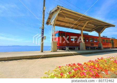 [Ehime Prefecture] Shimonada Station and Iyonada Monogatari in fine weather (the station closest to the sea in Japan) 80772462