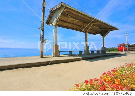 [Ehime Prefecture] Shimonada Station and Iyonada Monogatari in fine weather (the station closest to the sea in Japan) 80772466