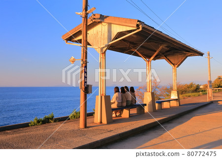 [Ehime Prefecture] Shimonada Station in the setting sun 80772475