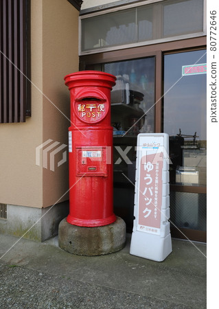 新潟縣佐渡的圓形郵筒風景(長宮) 新潟縣佐渡的圓形郵筒風景(長宮) 80772646
