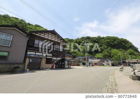 新潟縣佐渡的圓形郵筒風景（長宮） 80772648