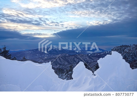 [Winter mountain image] Snow and sky in the midwinter 80773077