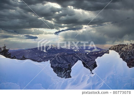 [Winter mountain image] Snow and sky in the midwinter 80773078
