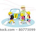 一個女人和一輛汽車看著一個在人行橫道上掛著旗幟的小學生上學 80773099
