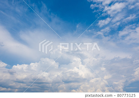 Summer sky 80773125