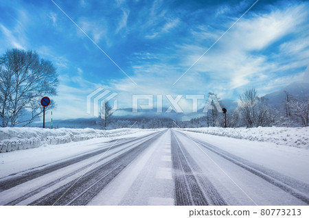冬季冰凍的道路與蔚藍的天空:危險與美麗交織的風景 冬季冰凍的道路與蔚藍的天空:危險與美麗交織的風景 80773213
