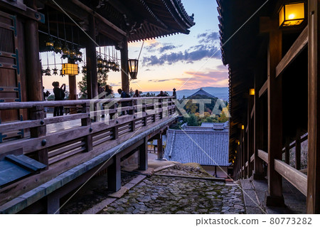 人們在奈良縣東大寺以除水而聞名的二月堂舞台上拍攝美麗的夜景 80773282