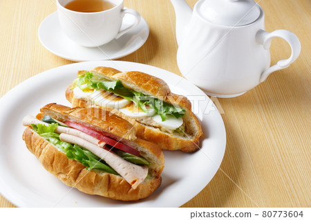Croissant sandwich 80773604