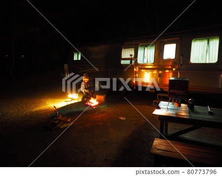 A woman bonfire in front of a mobile home A woman bonfire in front of a mobile home 80773796