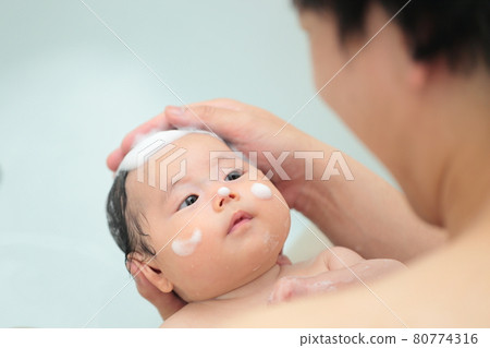 Daddy bathing a baby Daddy bathing a baby 80774316