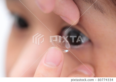 Women wearing contact lenses 80774334