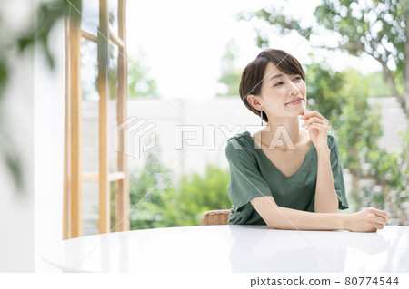 Middle woman portrait Middle woman portrait 80774544