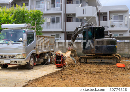 居民區房屋拆遷後，用鏟車平整工作 80774828