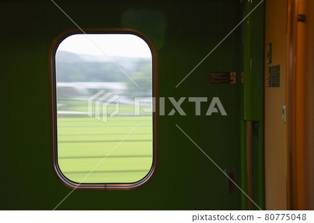 從東北新幹線H5系列的出入口看到的田園風光 80775048