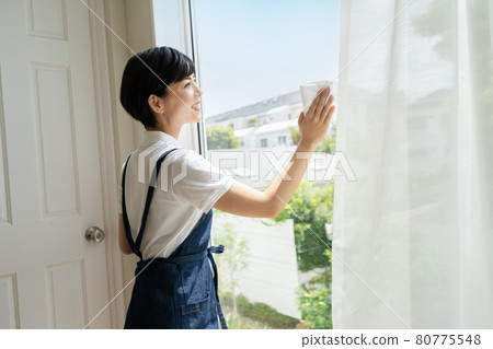 年輕女子清潔窗戶 年輕女子清潔窗戶 80775548