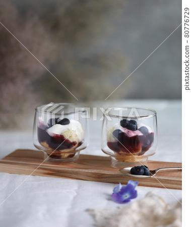 Verrine blueberry yogurt 80776729