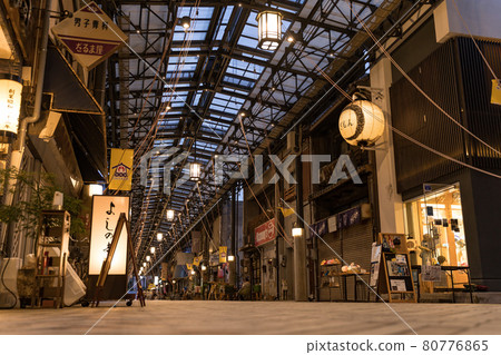 名古屋市西區遠藤寺商店街的夜景 80776865