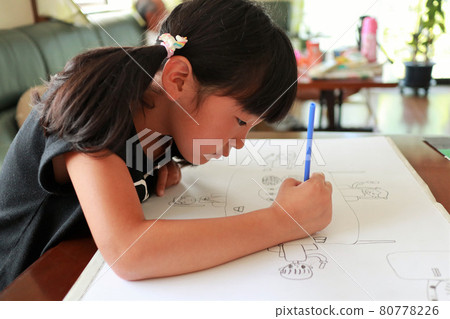小學生在客廳畫畫 80778226