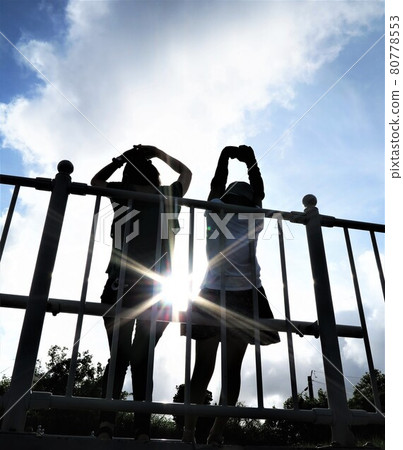 明亮的光線照進了一對坐在公園長椅上的好朋友母女之間的有趣對話 80778553