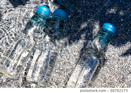 Cool the ramune with water 80782273