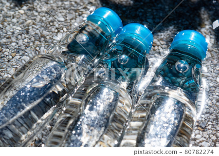 Cool the ramune with water Cool the ramune with water 80782274