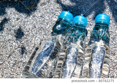 Cool the ramune with water 80782275