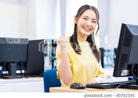Young woman studying in a computer classroom Photographing cooperation: Japanese language school attached to Chuo Institute of Technology Young woman studying in a computer classroom Photographing cooperation: Japanese language school attached to Chuo Institute of Technology 80782593