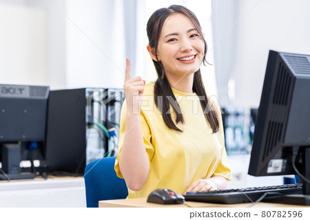 在電腦教室學習的年輕女性攝影合作:中央工業大學附屬日本語學校 在電腦教室學習的年輕女性攝影合作:中央工業大學附屬日本語學校 80782596