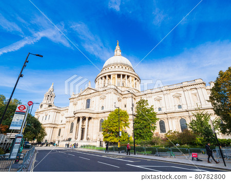 London street corner St. Paul's Cathedral 80782800