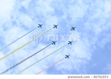 以三角洲形成吸引煙霧的藍色脈衝彩色煙霧 以三角洲形成吸引煙霧的藍色脈衝彩色煙霧 80782853