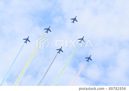 Blue Impulse color smoke that draws smoke in delta formation Blue Impulse color smoke that draws smoke in delta formation 80782856