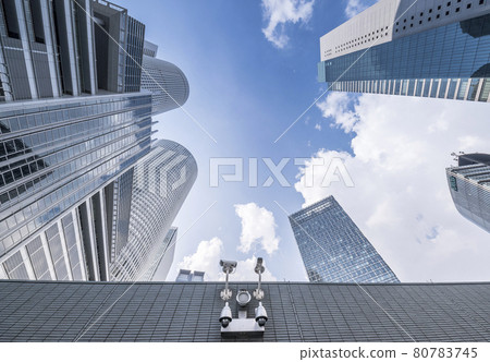 通過安全攝像頭仰望摩天大樓 通過安全攝像頭仰望摩天大樓 80783745