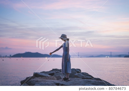 黃昏時分在海裡放煙花的女人 黃昏時分在海裡放煙花的女人 80784673