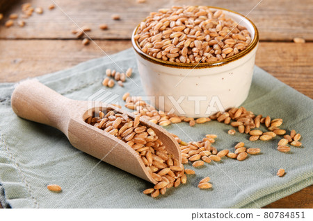 Wholegrain uncooked raw spelt farro in bowl on the wooden background Wholegrain uncooked raw spelt farro in bowl on the wooden background 80784851
