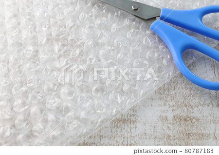 Bubble wrap and scissors 80787183